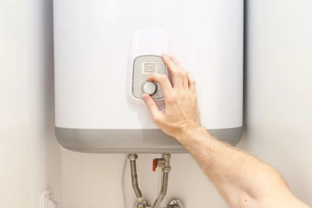 How to Turn Off a Leaking Water Heater